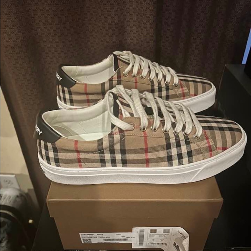 Mens Burberry shoes size 9 box included